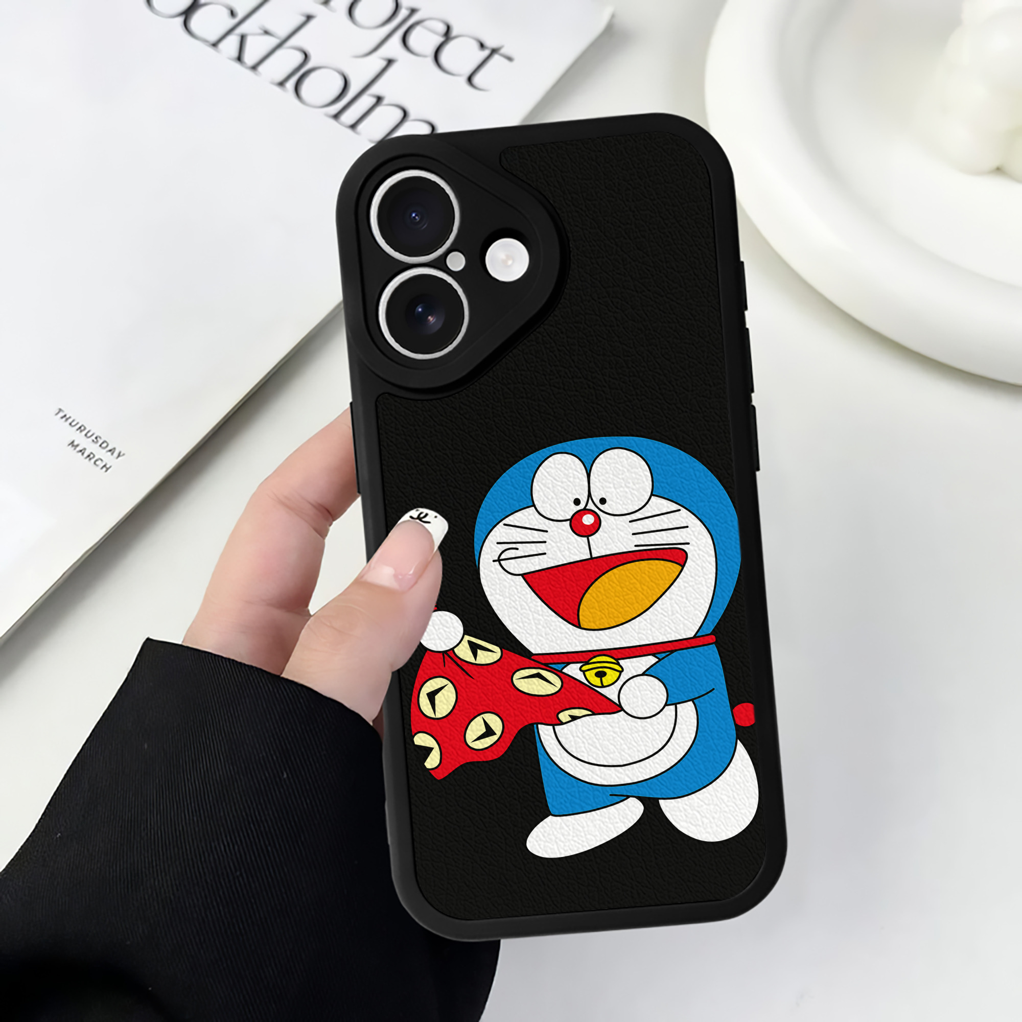 （画像用） ドラえもん Doraemon 【iPhone 16シリーズ対応】シリコンスマホケース（レザー調） 材質：シリコン
